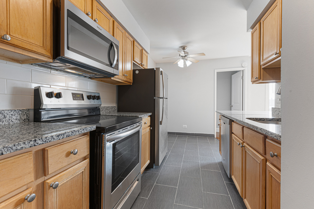 7545 N Winchester Avenue - Photo 2