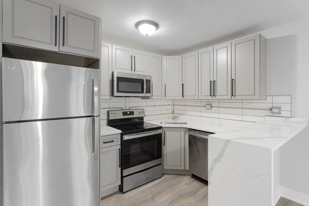 1301 W Estes Avenue - Photo 3
