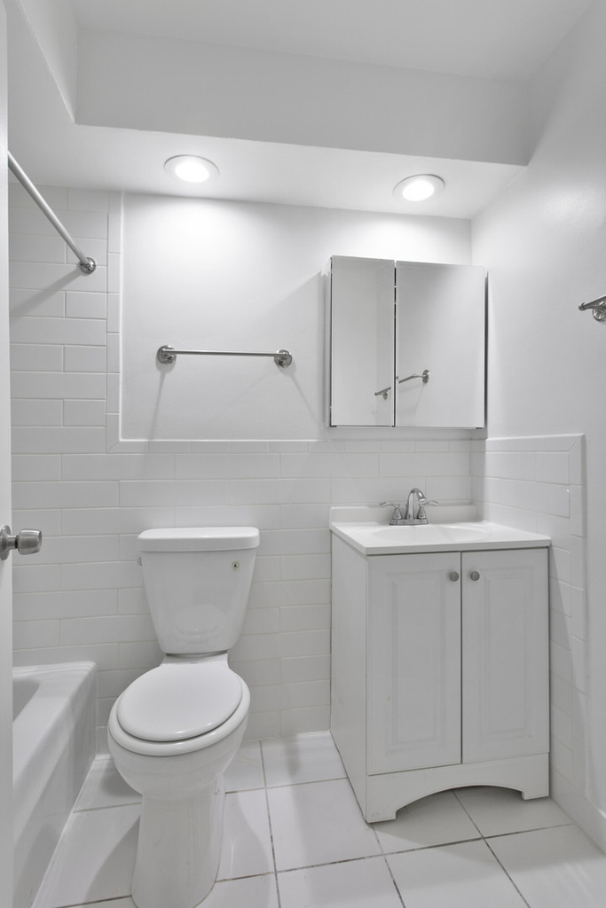 6758 N Sheridan Avenue - Photo 8