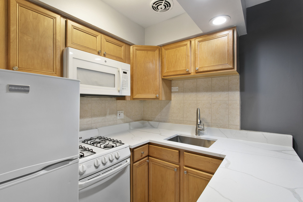 6758 N Sheridan Avenue - Photo 5