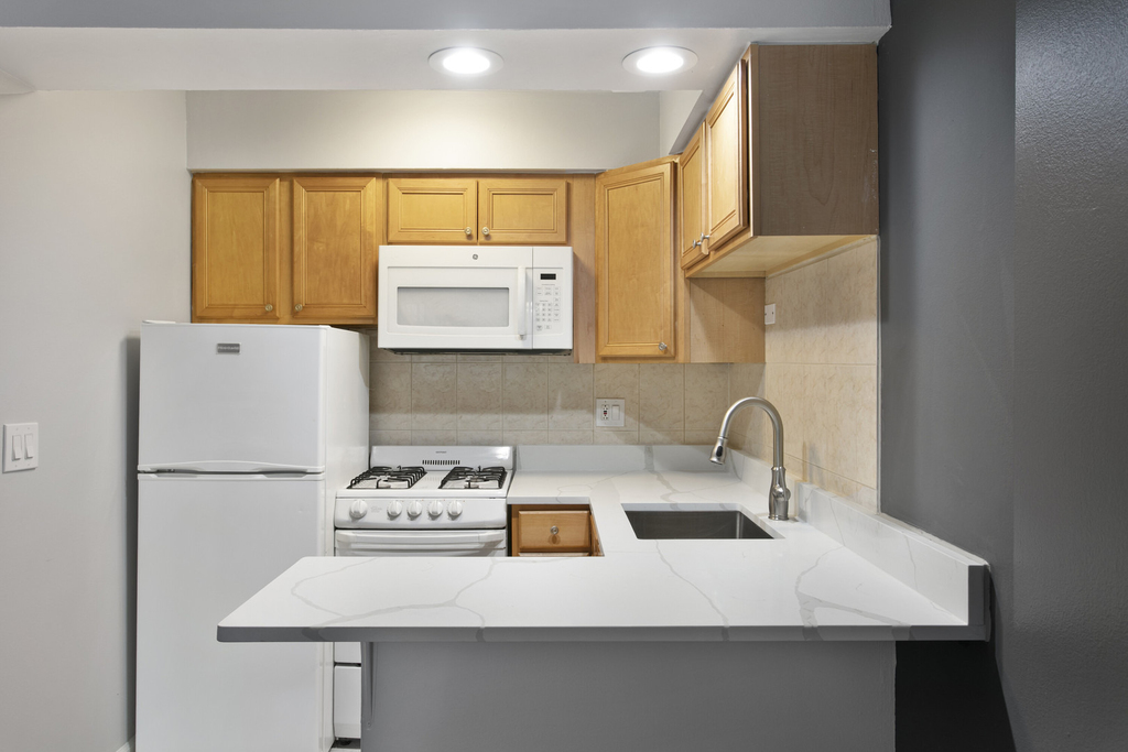 6758 N Sheridan Avenue - Photo 3