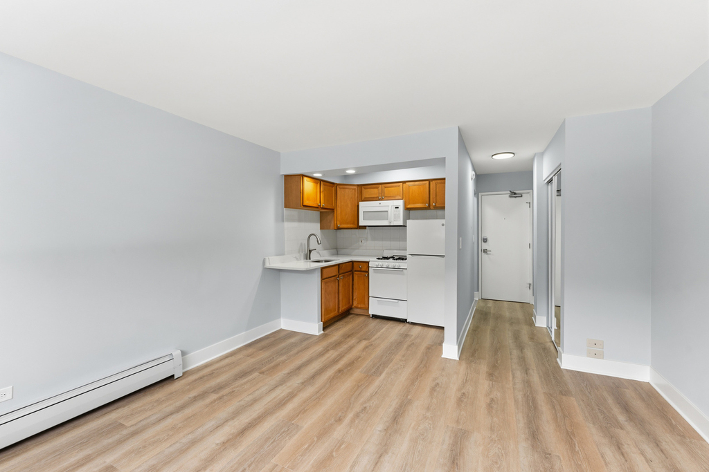 6758 N Sheridan Avenue - Photo 2