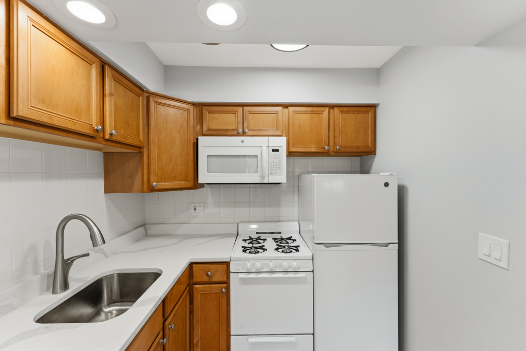 6758 N Sheridan Avenue - Photo 3