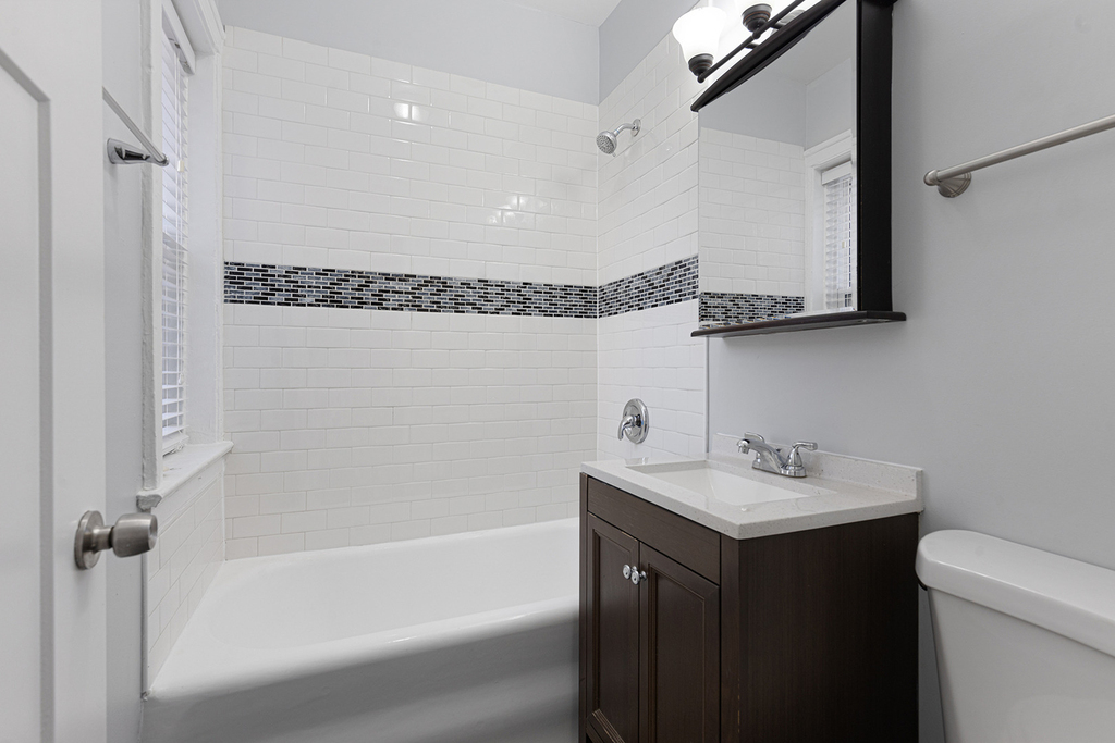 1104 W Glenlake Avenue - Photo 8