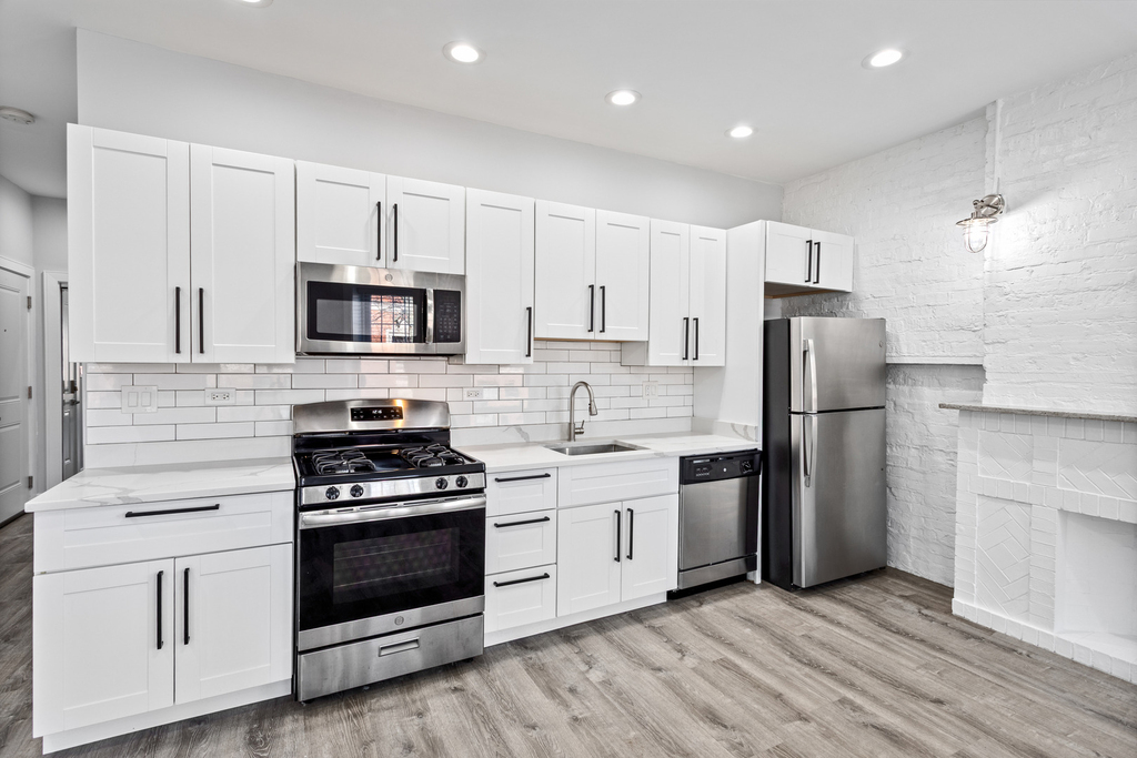 1067 W Glenlake Avenue - Photo 3