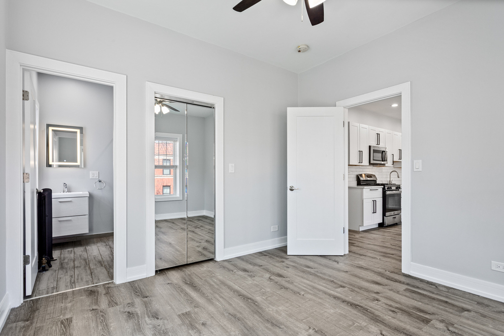 1067 W Glenlake Avenue - Photo 4