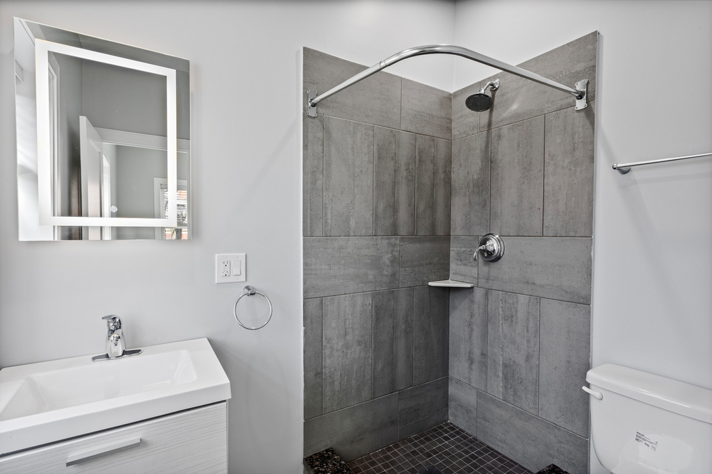 1067 W Glenlake Avenue - Photo 9