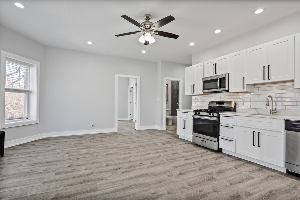 1067 W Glenlake Avenue - Photo 2