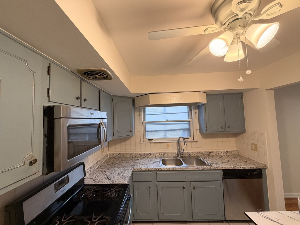 1615 Howard Street - Photo 0