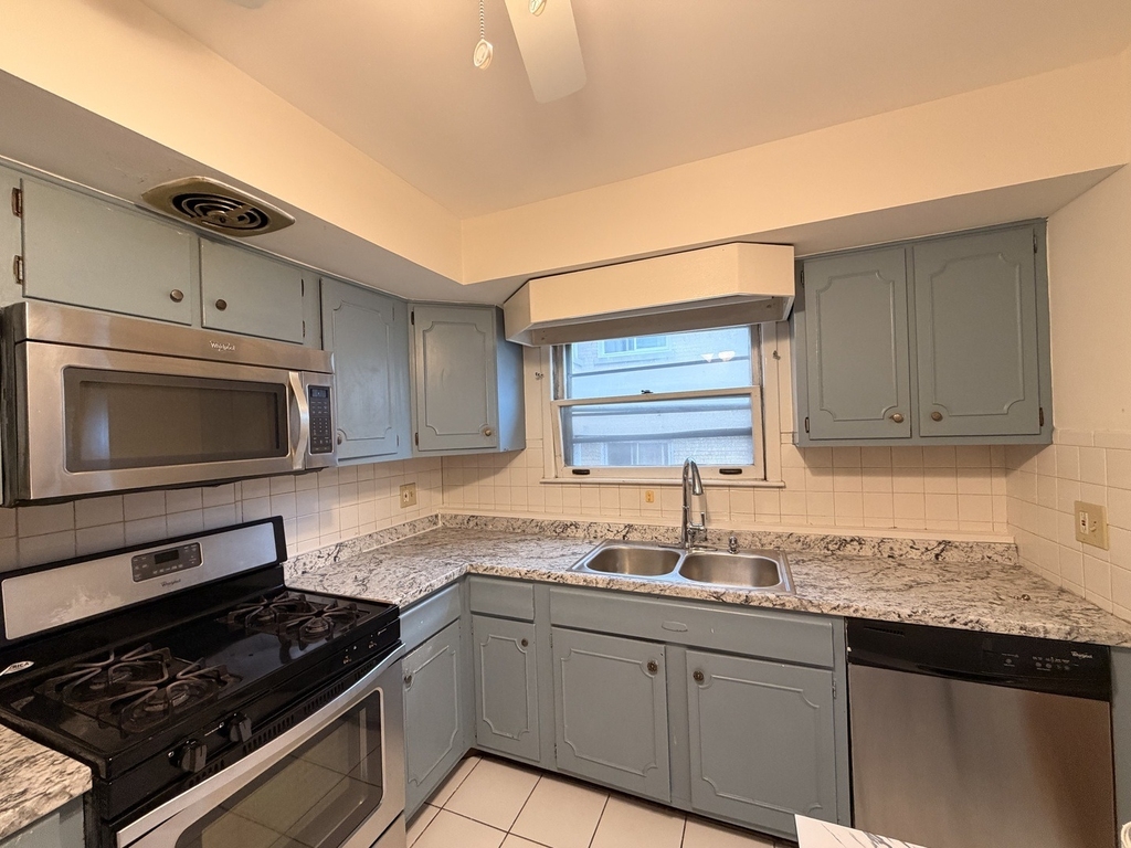 1615 Howard Street - Photo 1