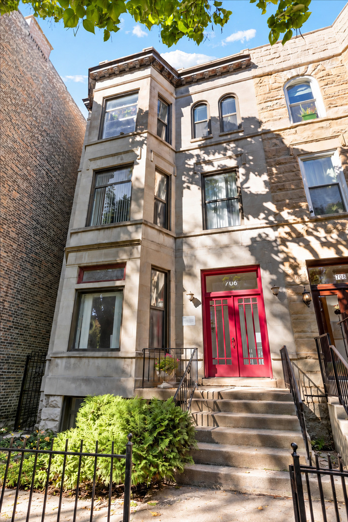 708 W Buckingham Place - Photo 0