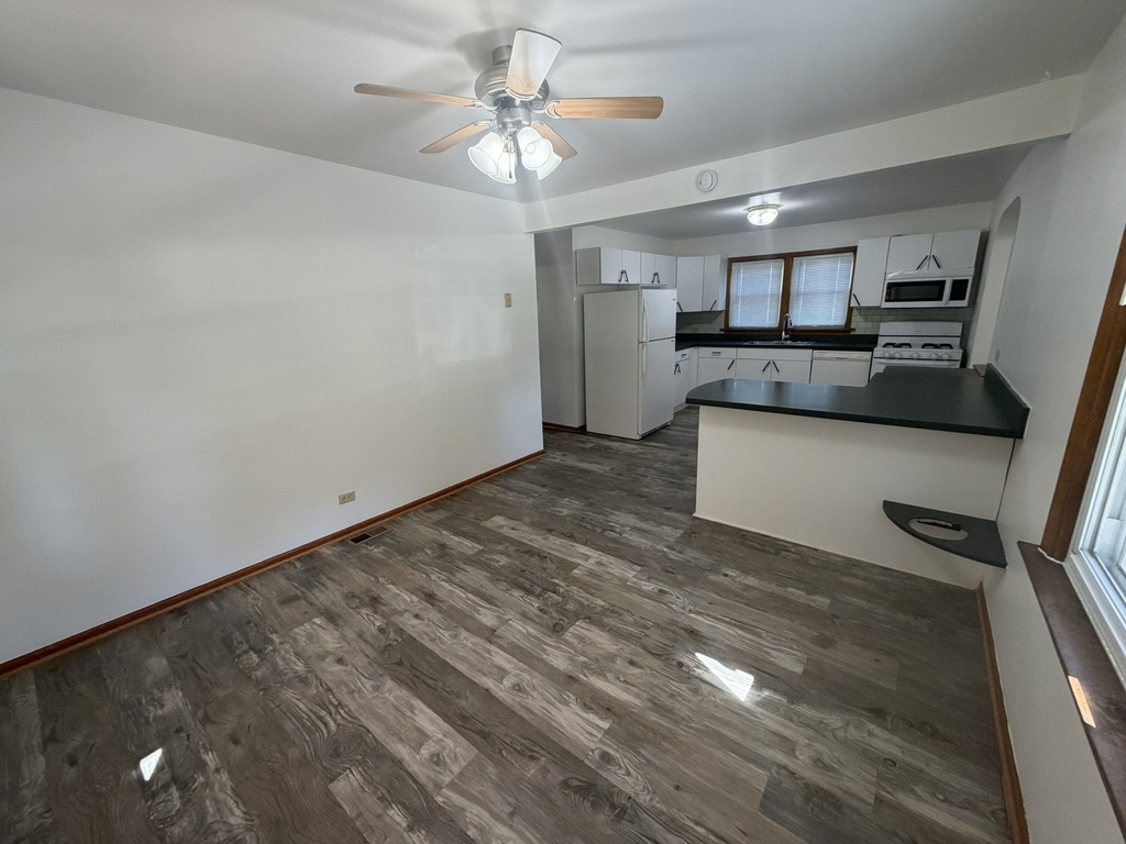11407 S Avon Avenue - Photo 7