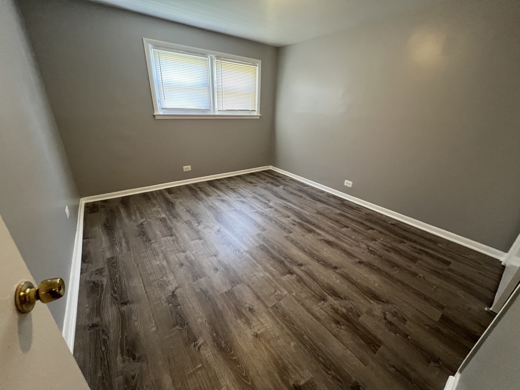 7832 S Cregier Avenue - Photo 4