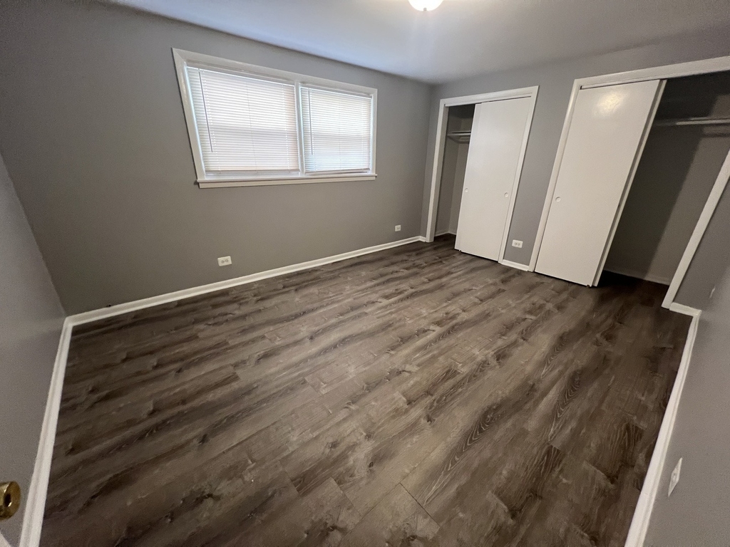 7832 S Cregier Avenue - Photo 5