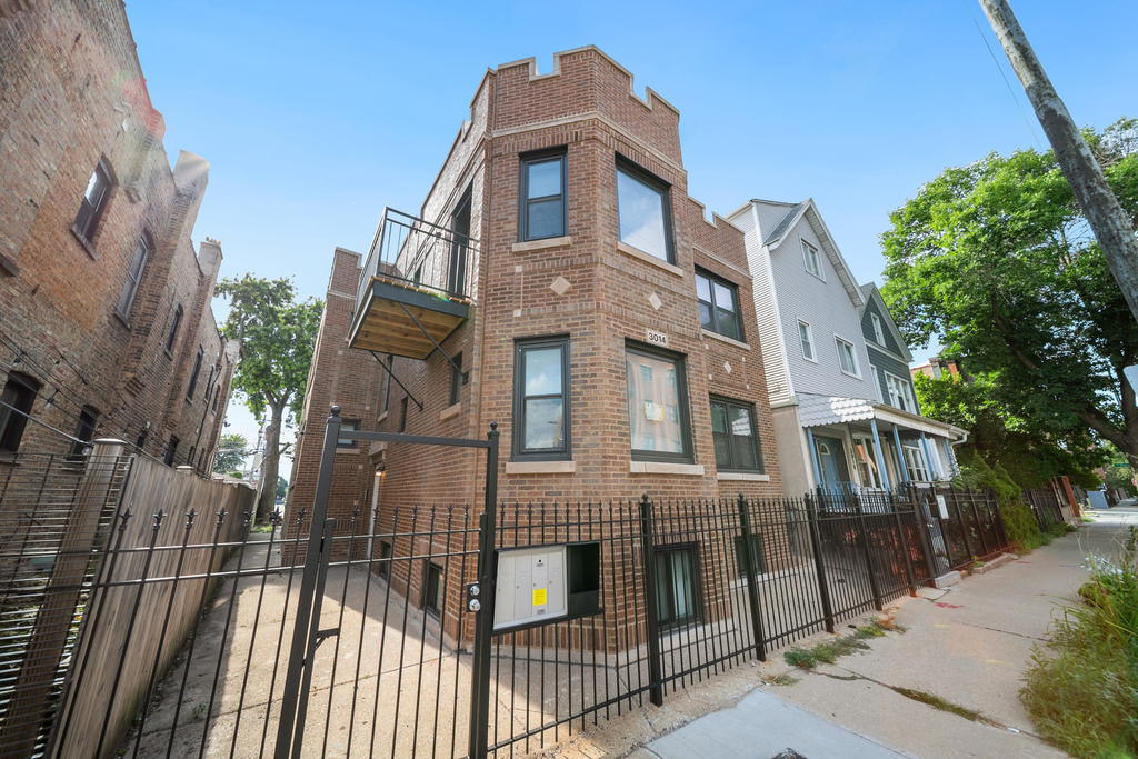 3014 N California Avenue - Photo 1