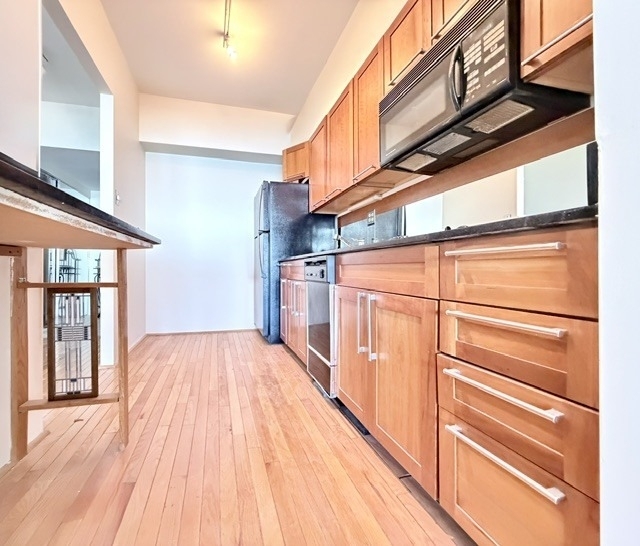 175 E Delaware Place - Photo 8