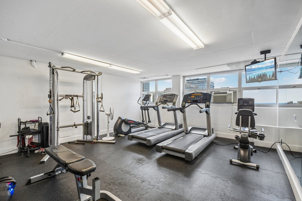 222 E Pearson Street - Photo 16