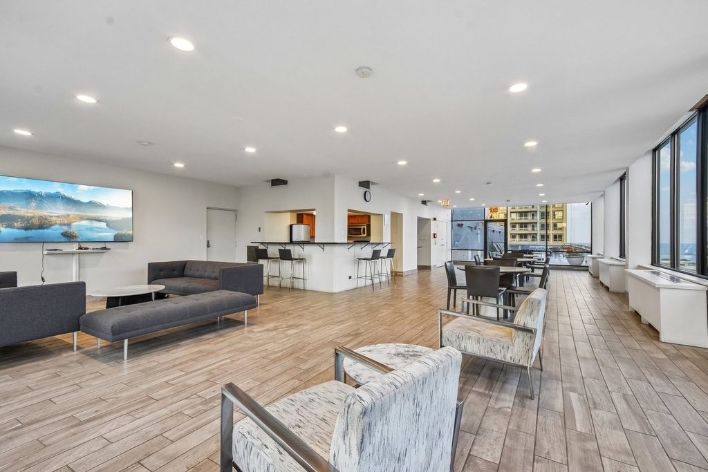 222 E Pearson Street - Photo 22