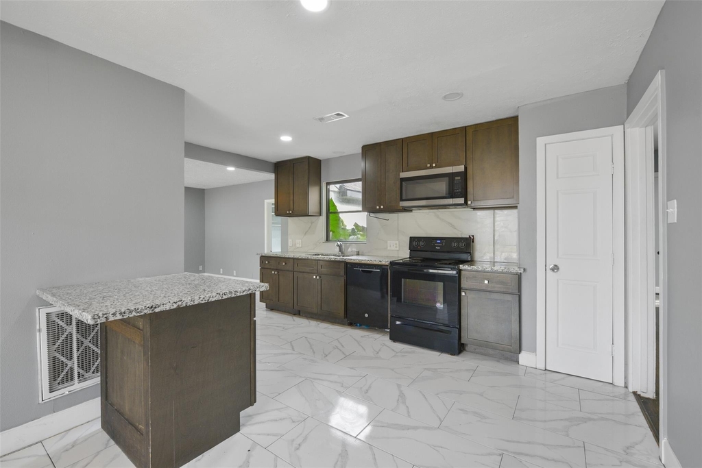 1913 Scarborough Lane - Photo 6