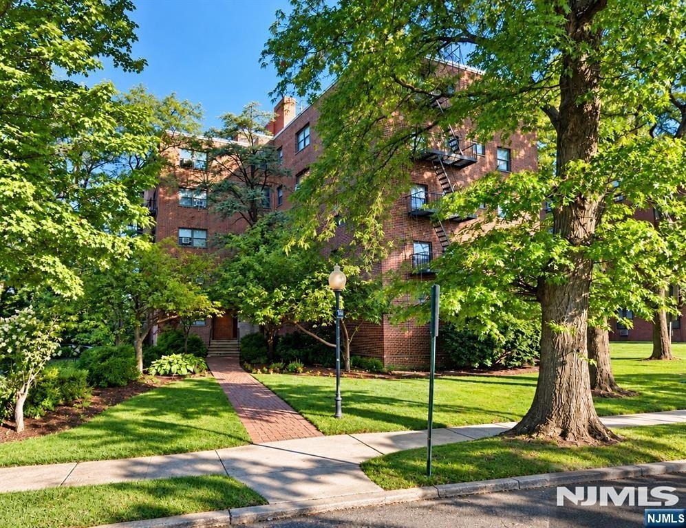 3001 Edwin - Photo 0