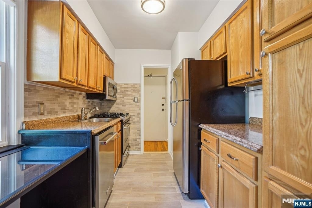 349 Bloomfield - Photo 2