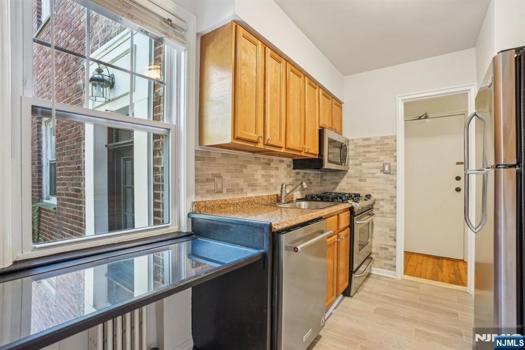 349 Bloomfield - Photo 3