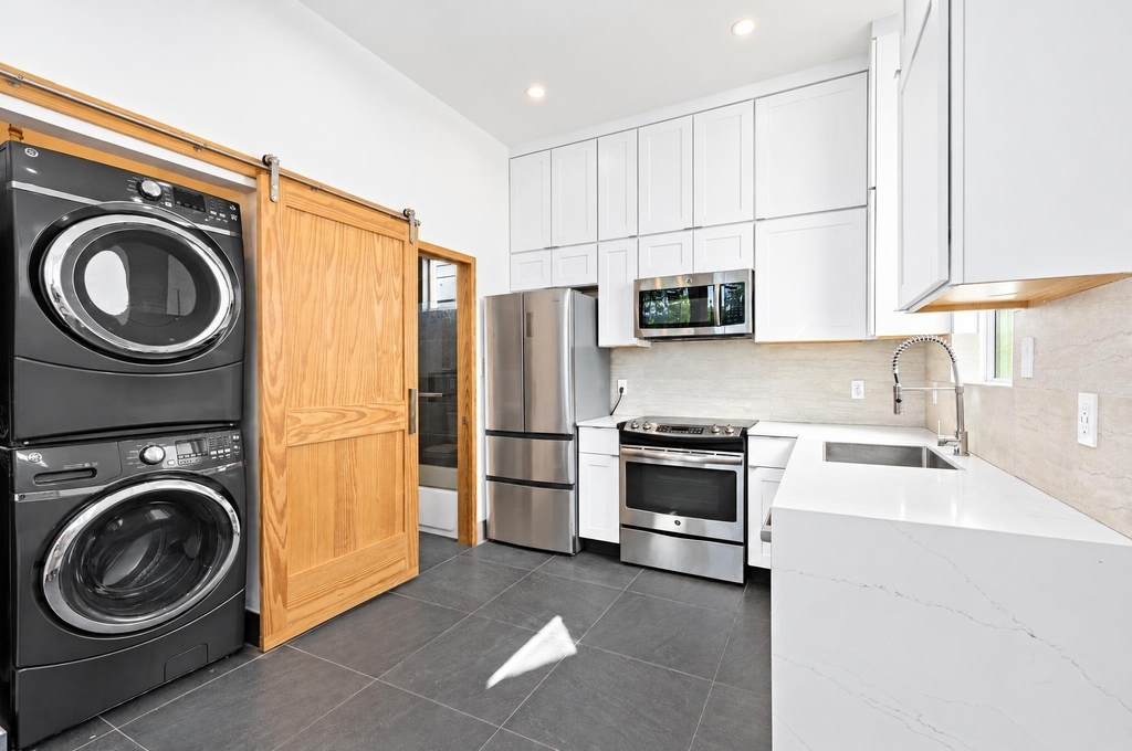 815 E 23rd Street - Photo 3