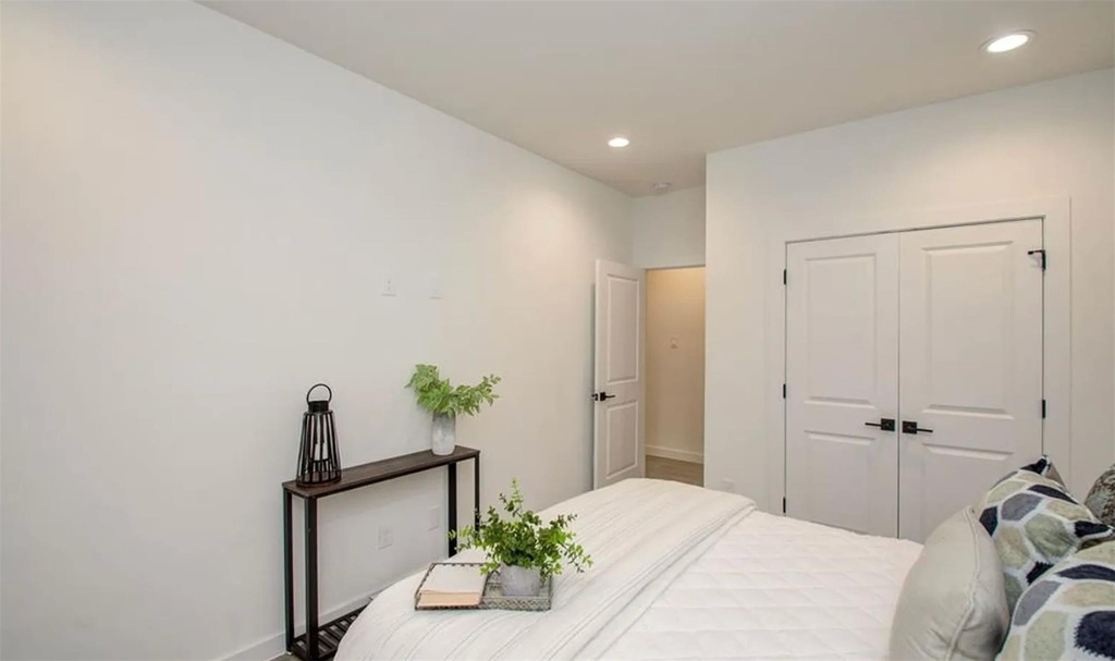 211 E 33rd Street - Photo 18