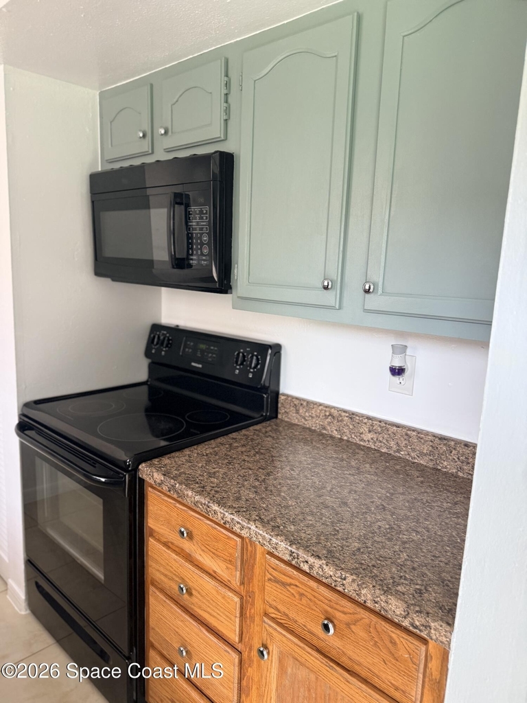 1300 Arlington Lane Ne - Photo 2