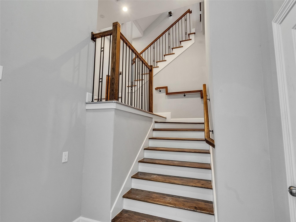 1122 W 16th Street - Photo 2
