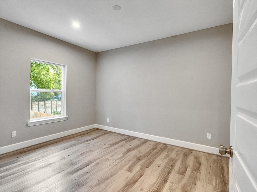 1122 W 16th Street - Photo 4