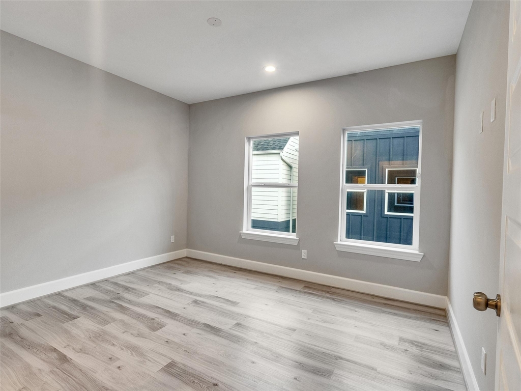 1122 W 16th Street - Photo 25
