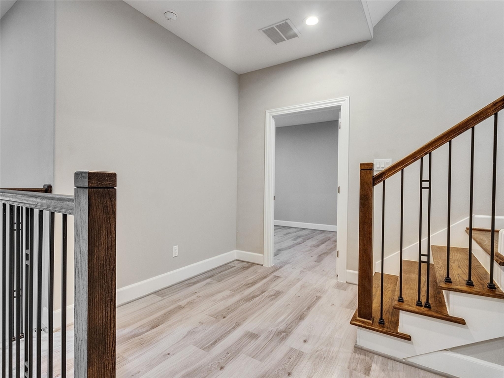 1122 W 16th Street - Photo 3