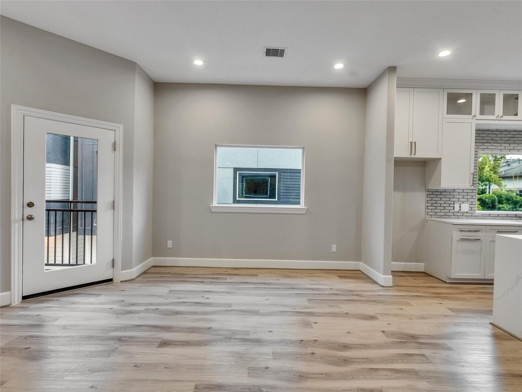 1122 W 16th Street - Photo 12