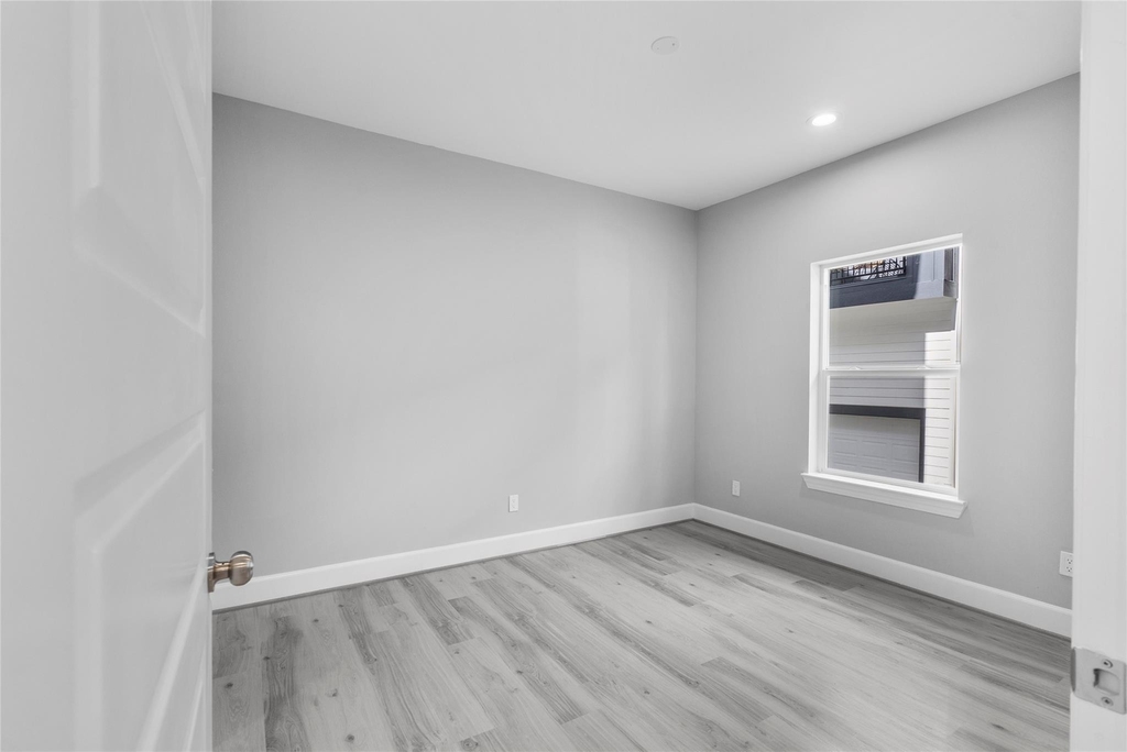1122 W 16th Street - Photo 3