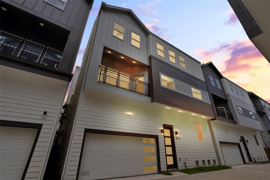 1122 W 16th Street - Photo 0