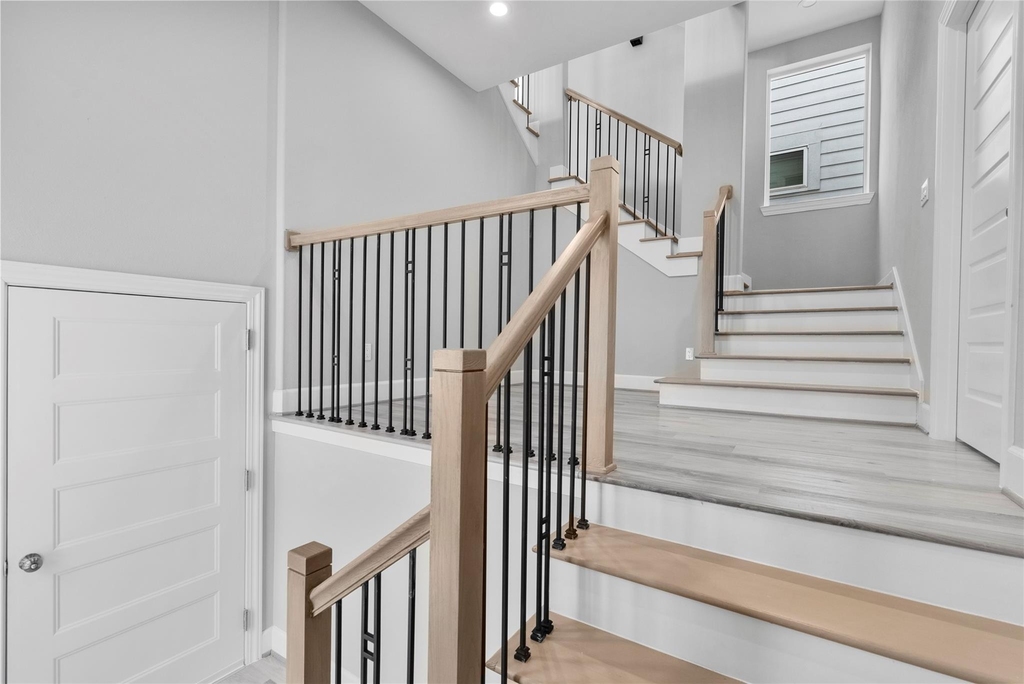 1122 W 16th Street - Photo 1