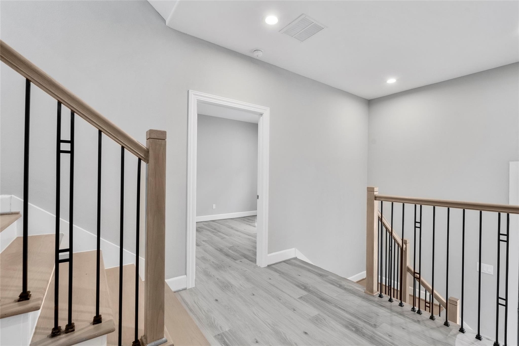 1122 W 16th Street - Photo 2