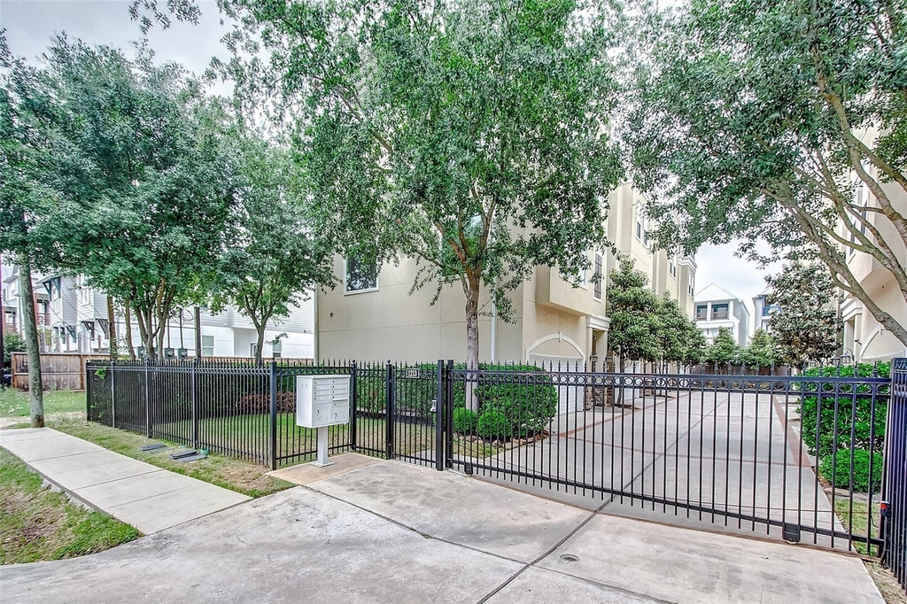 1213 W 15th 1/2 Street - Photo 2
