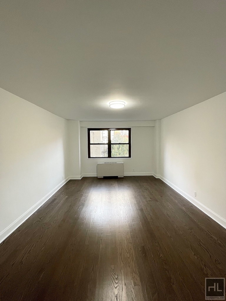 East 89th Street - Photo 9