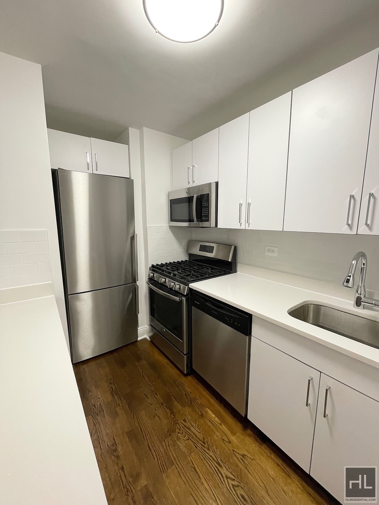 East 89th Street - Photo 17