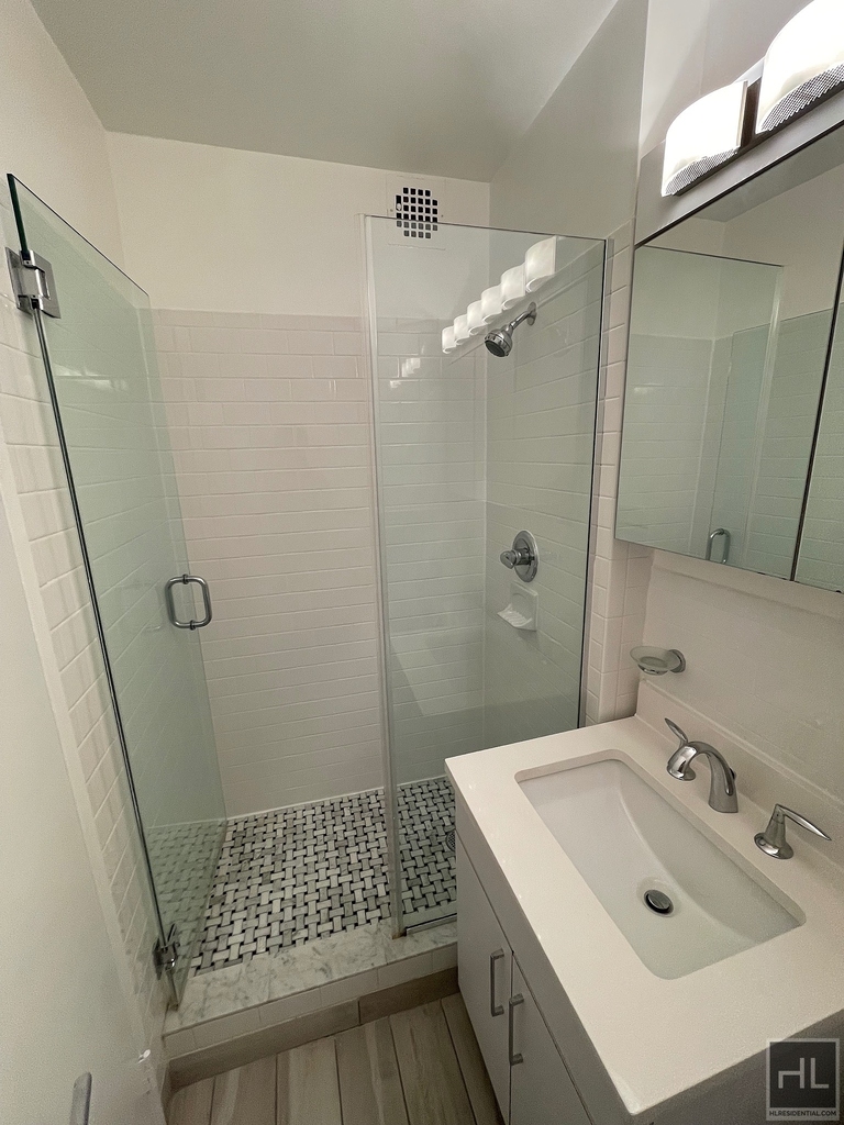 East 89th Street - Photo 20