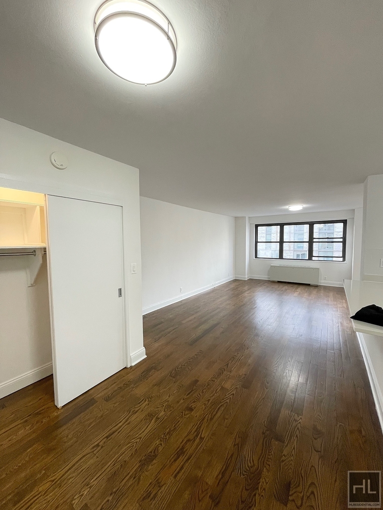 East 89th Street - Photo 6
