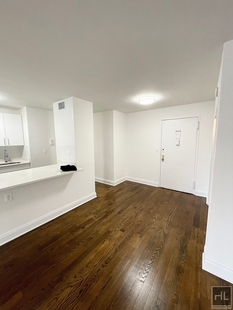 East 89th Street - Photo 8