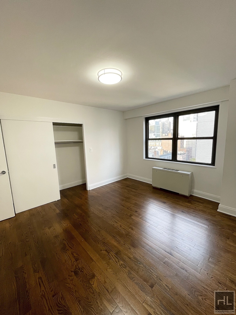 East 89th Street - Photo 13