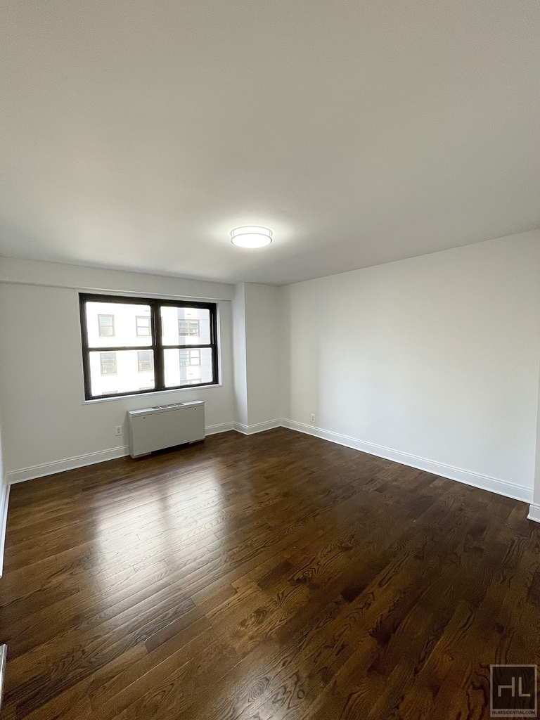 East 89th Street - Photo 12