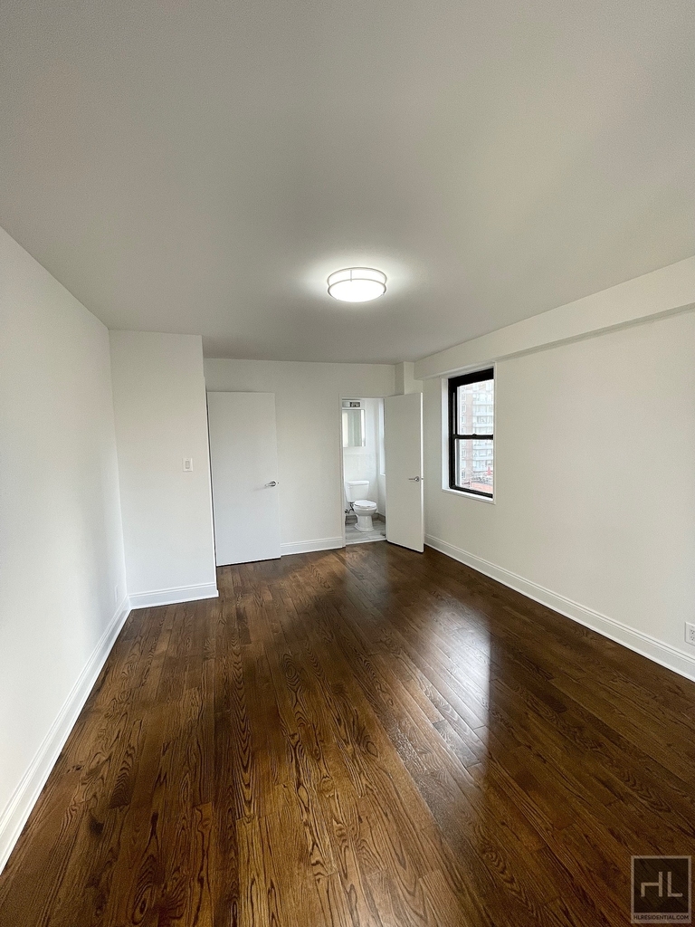 East 89th Street - Photo 10