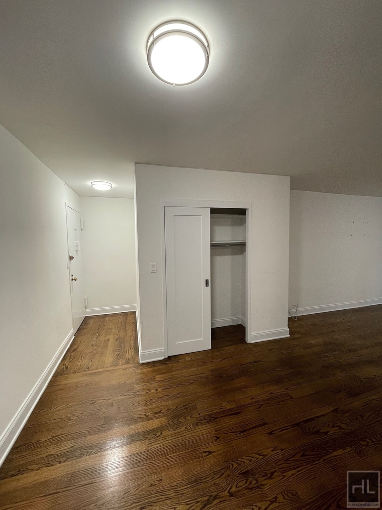 East 89th Street - Photo 18