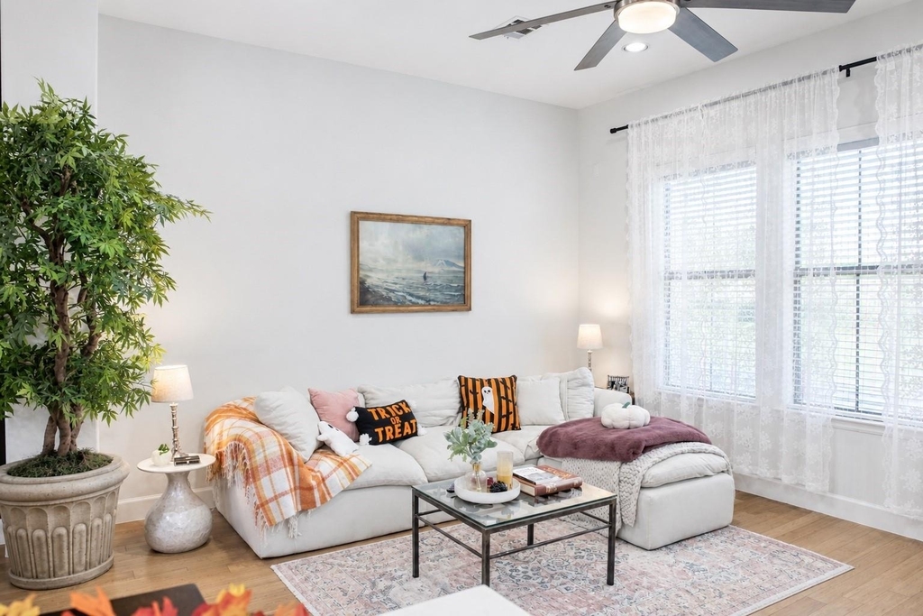 2904 Chenevert Street - Photo 2
