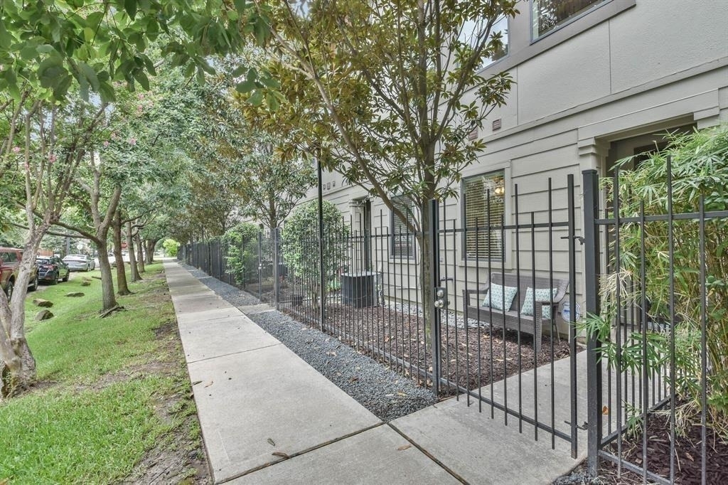1921 Summer Street - Photo 2